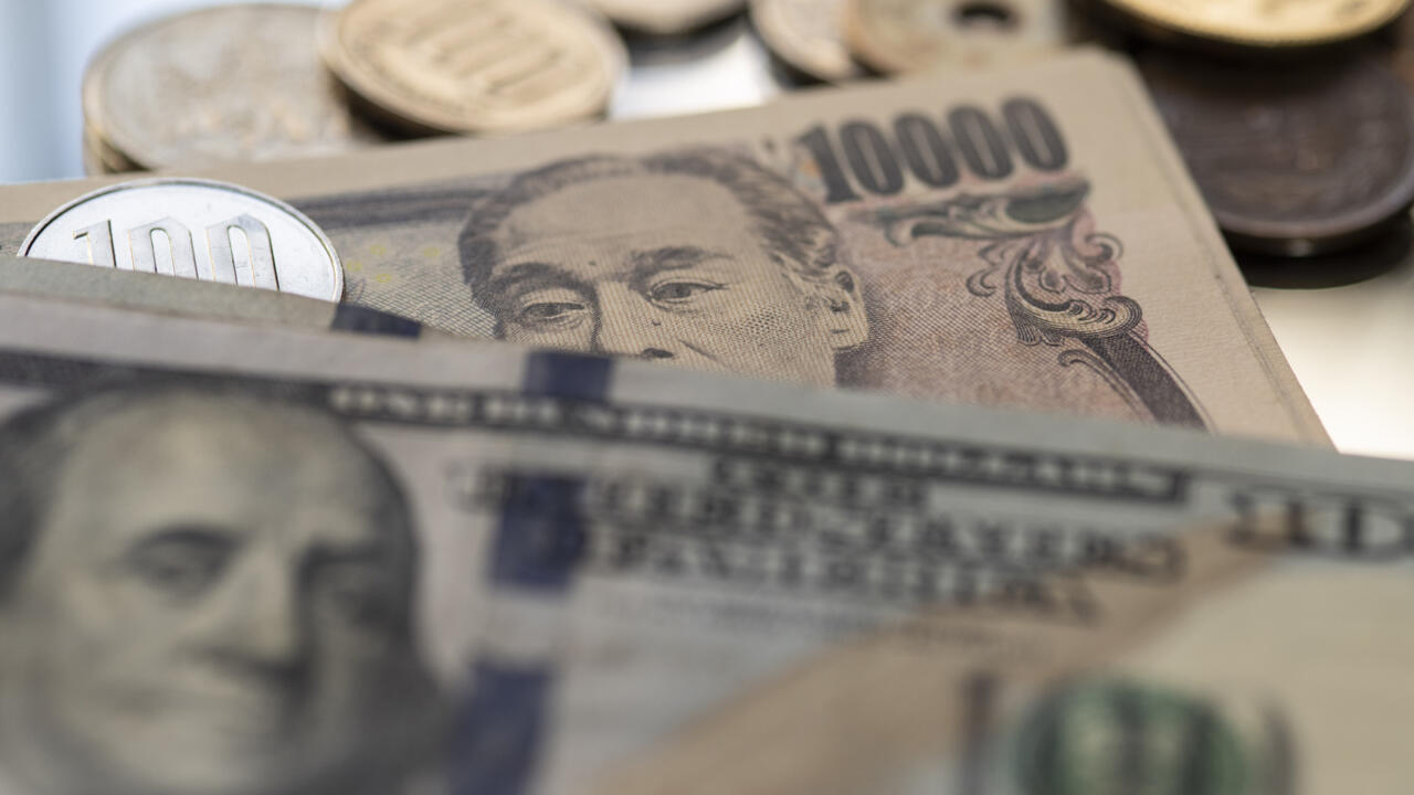 Dollar Declines as Trade War Fears Ease, Yen Surges on Strong Data